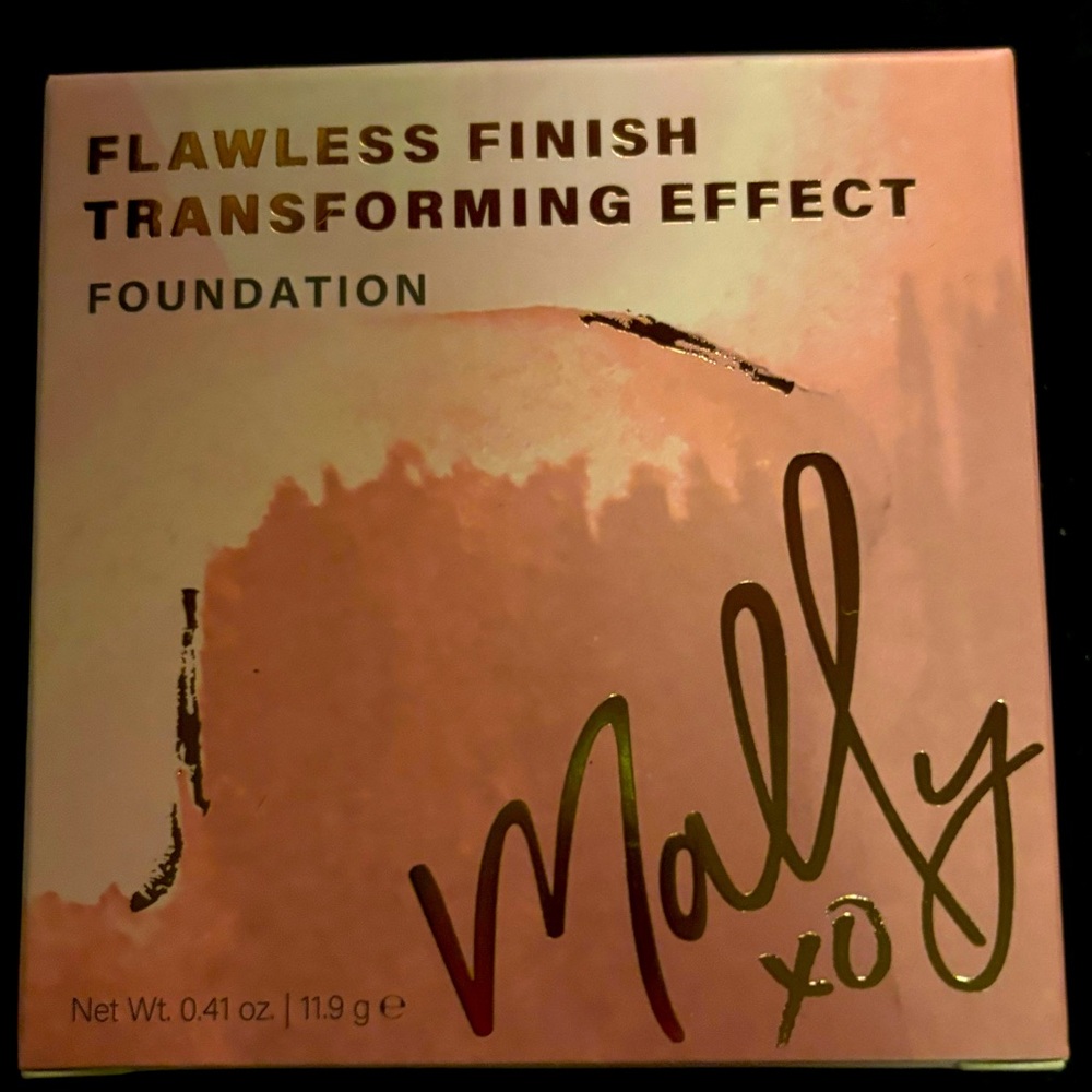Mally Beauty - Flawless Finish Transforming Effect Foundation in the color RICH
